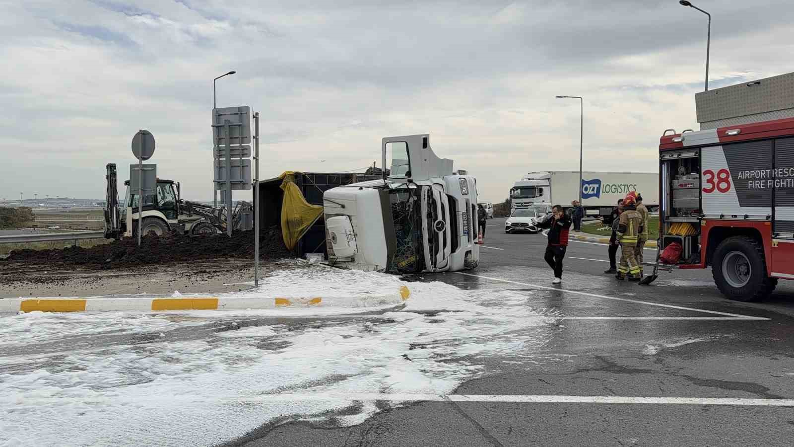 istanbul havalimaninda gubre yuklu kamyon devrildi 3 KmaT88S3