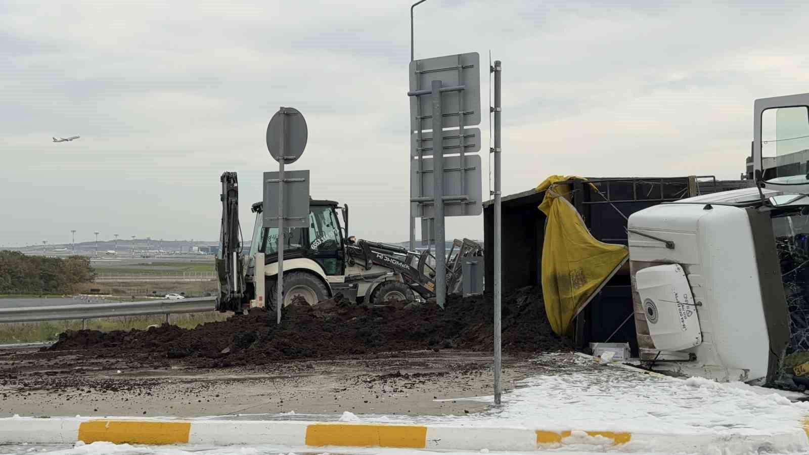 istanbul havalimaninda gubre yuklu kamyon devrildi 4 ZBeXzuQB