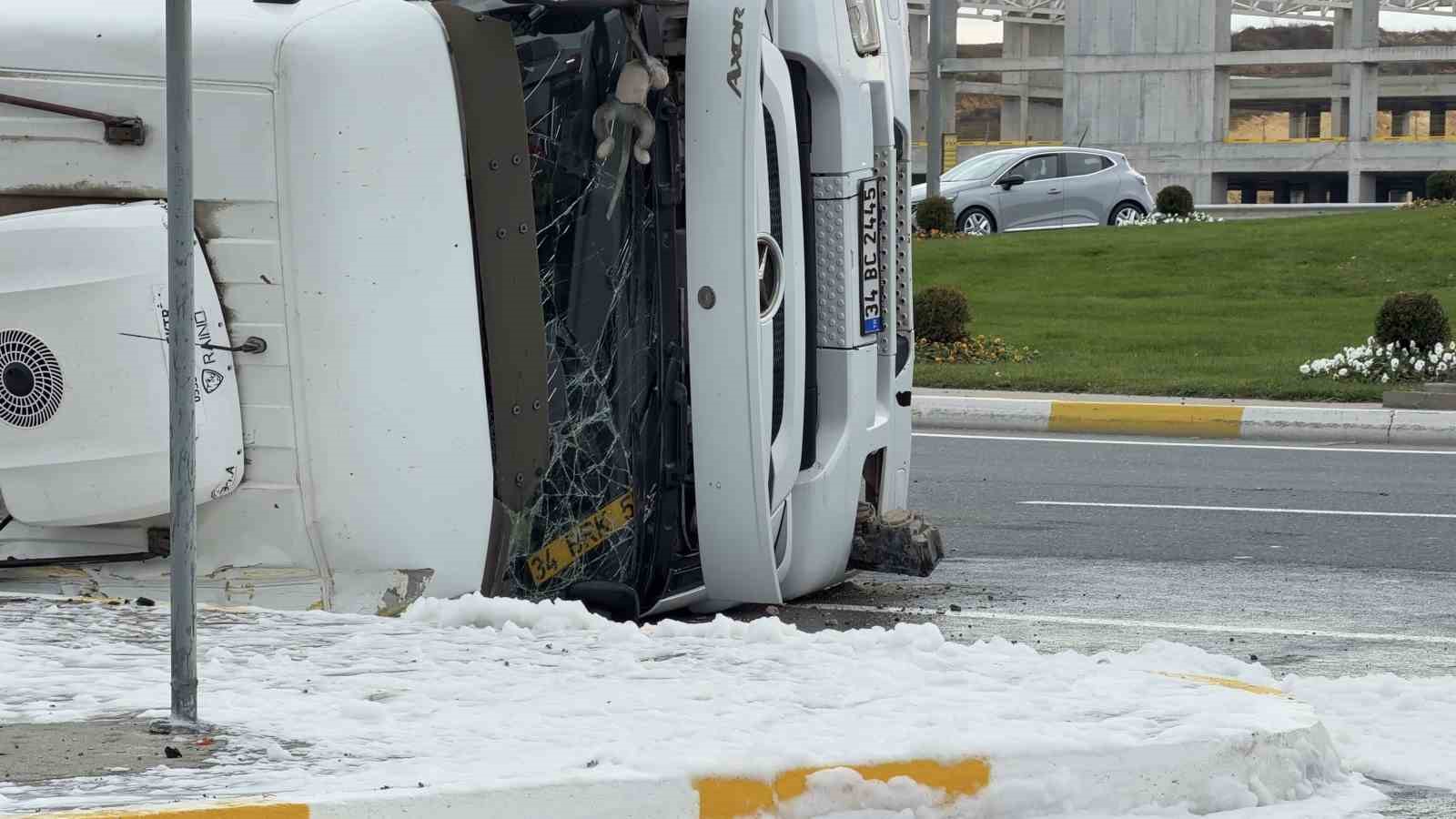 istanbul havalimaninda gubre yuklu kamyon devrildi 5 UfIfFNY3
