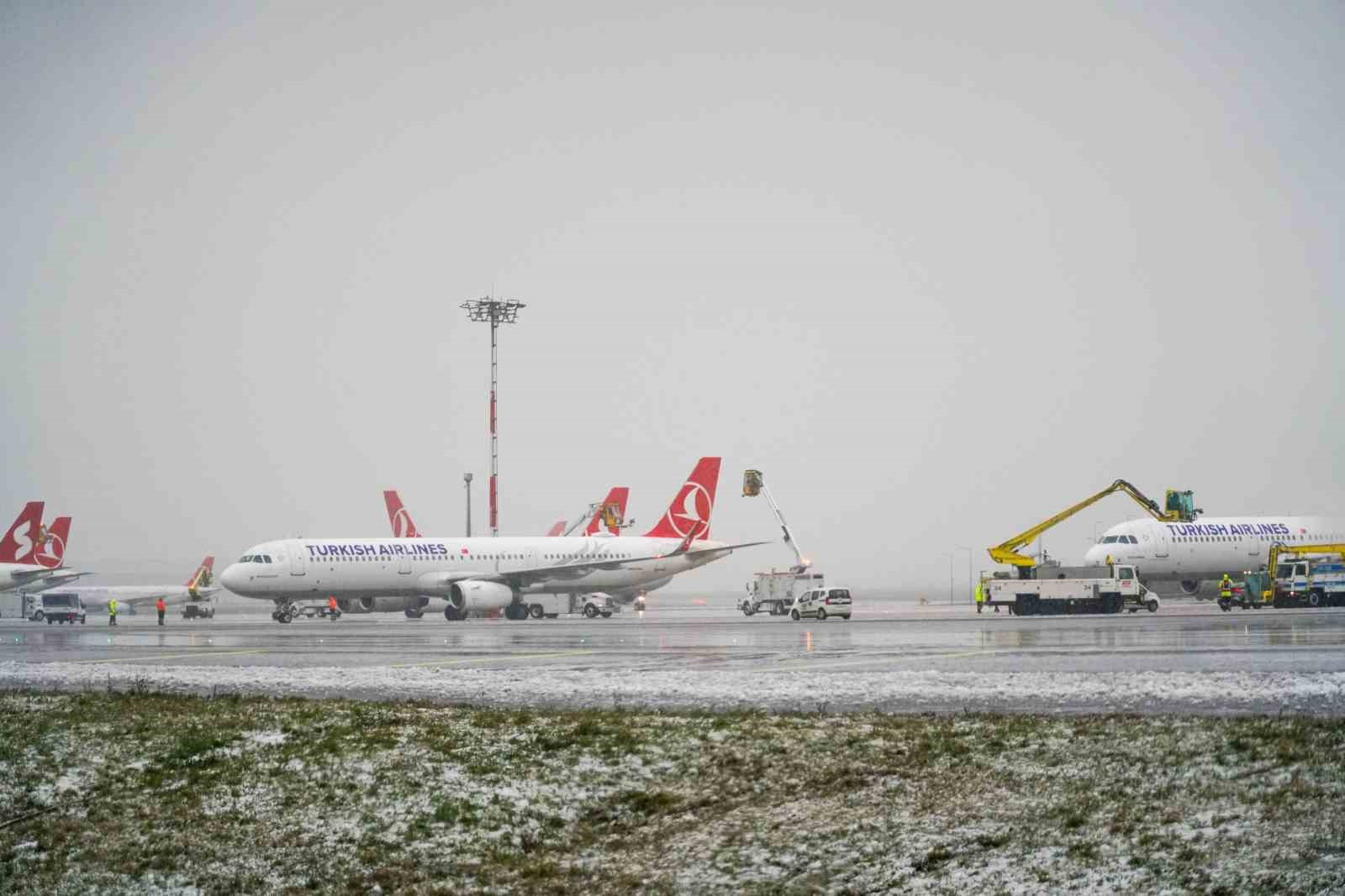 istanbul havalimaninda pistteki kar miktari anlik takip ediliyor 4 JJjEu6Le