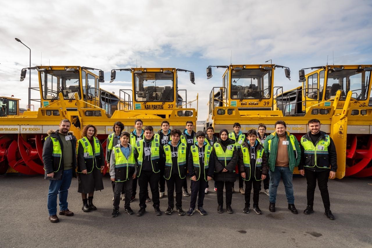 istanbul havalimaninda pistteki kar miktari anlik takip ediliyor 8 JpkBCCrc