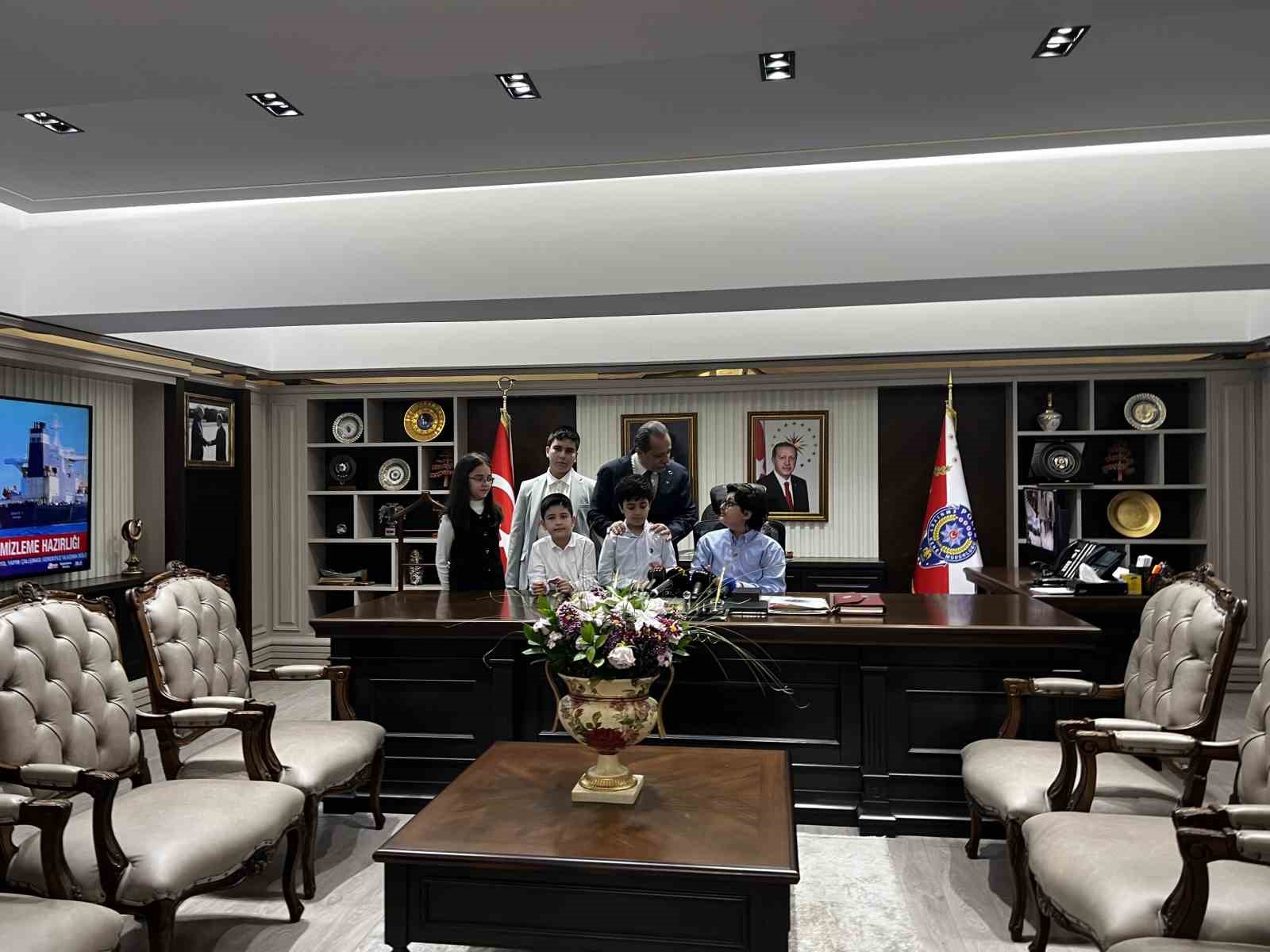 istanbul il emniyet muduru yildiz koltugunu sehit cocuguna devretti 0 3a39j8Rq