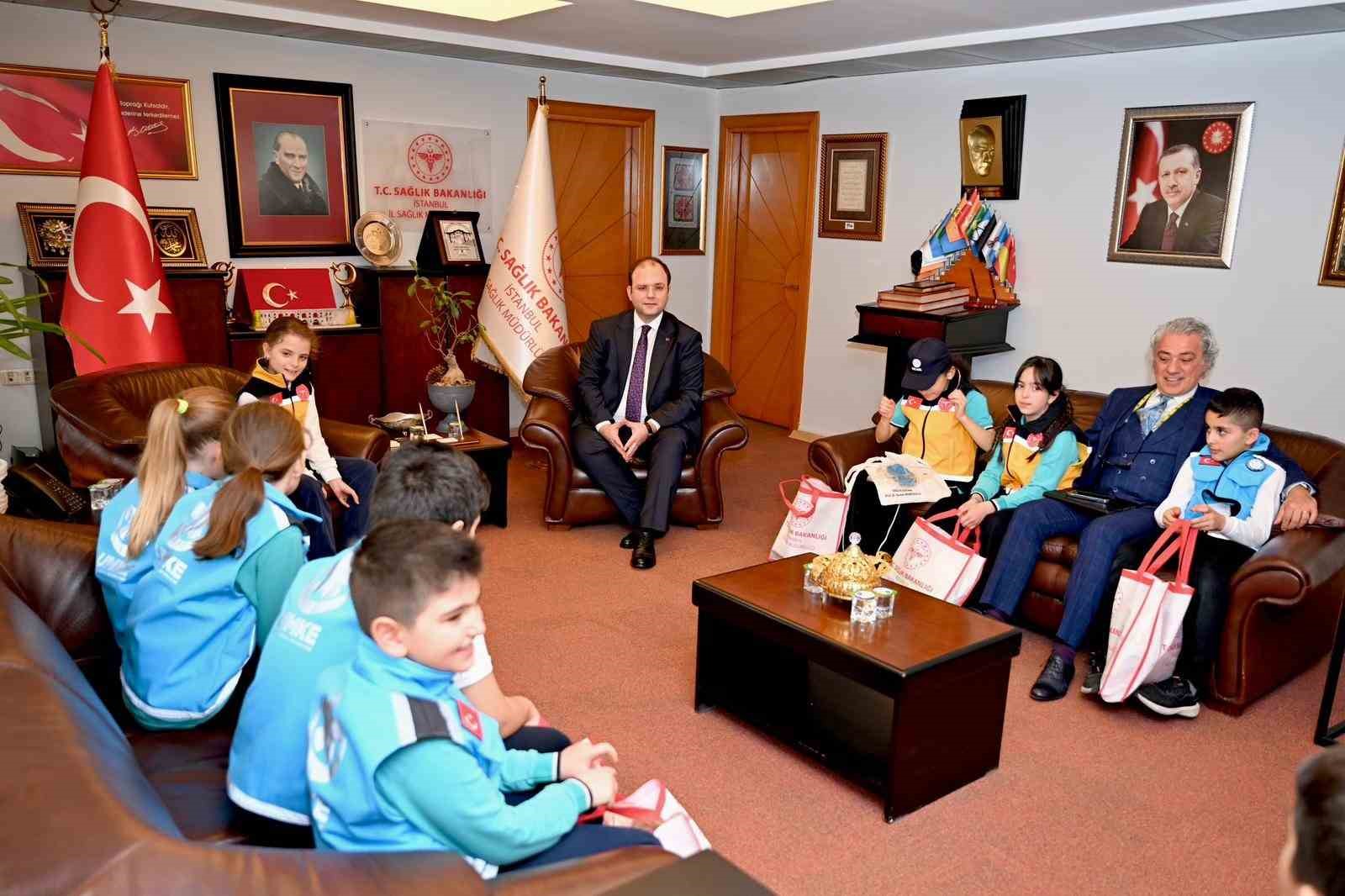 istanbul il saglik muduru doc dr abdullah emre guner cocuklari makaminda agirladi 3 pjKALv8v