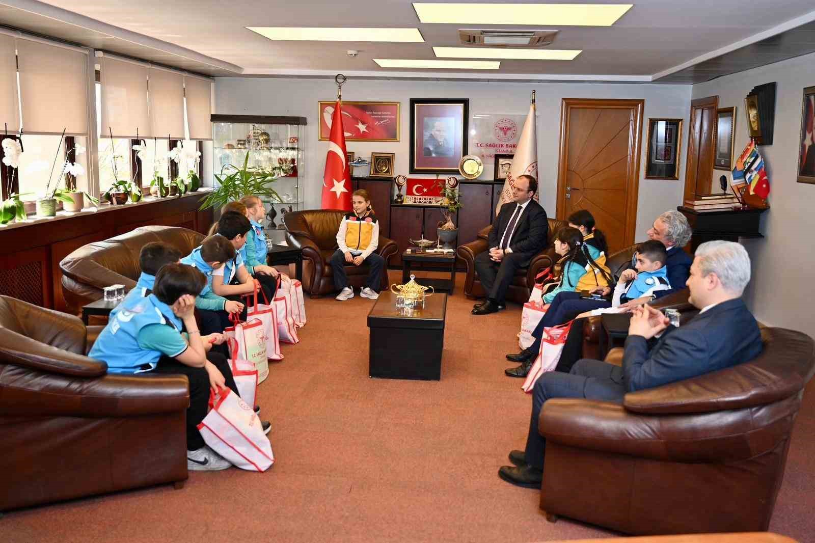 istanbul il saglik muduru doc dr abdullah emre guner cocuklari makaminda agirladi 4 OJGvfdWf