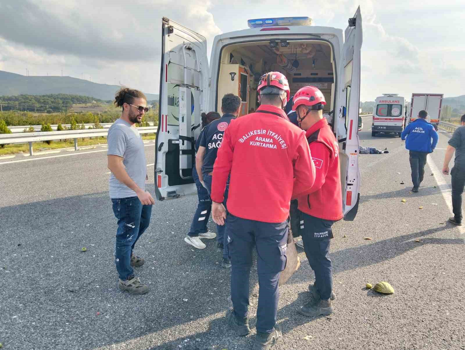 İstanbul-İzmir Otoyolu’nda kamyonet otomobille çarpıştı: 1 ölü, 1 yaralı 4 istanbul izmir otoyolunda kamyonet otomobille carpisti 1 olu 1 yarali 0 rXOlf7nl