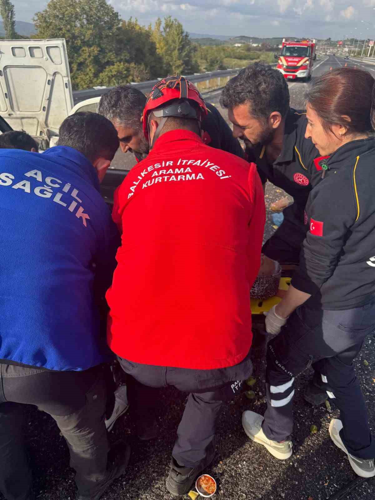 İstanbul-İzmir Otoyolu’nda kamyonet otomobille çarpıştı: 1 ölü, 1 yaralı 6 istanbul izmir otoyolunda kamyonet otomobille carpisti 1 olu 1 yarali 2 y8ZndBg4