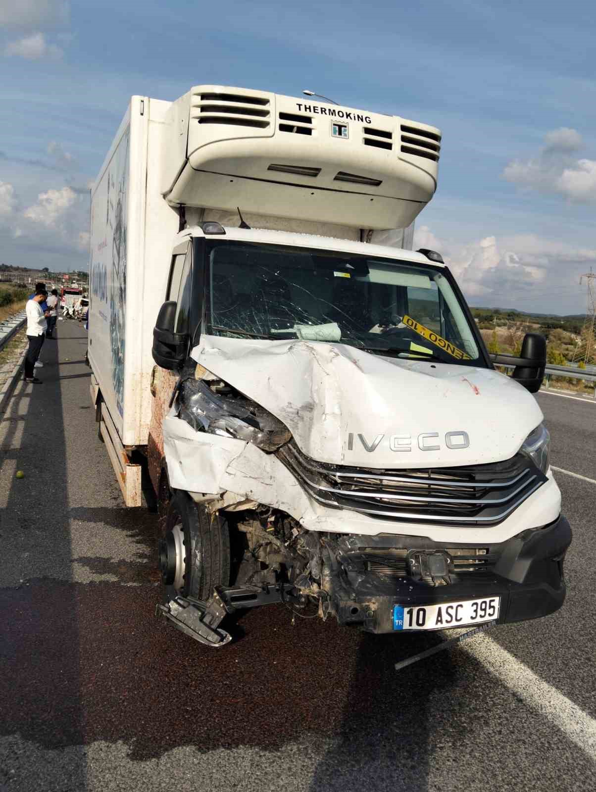İstanbul-İzmir Otoyolu’nda kamyonet otomobille çarpıştı: 1 ölü, 1 yaralı 7 istanbul izmir otoyolunda kamyonet otomobille carpisti 1 olu 1 yarali 3 at5U9JZK