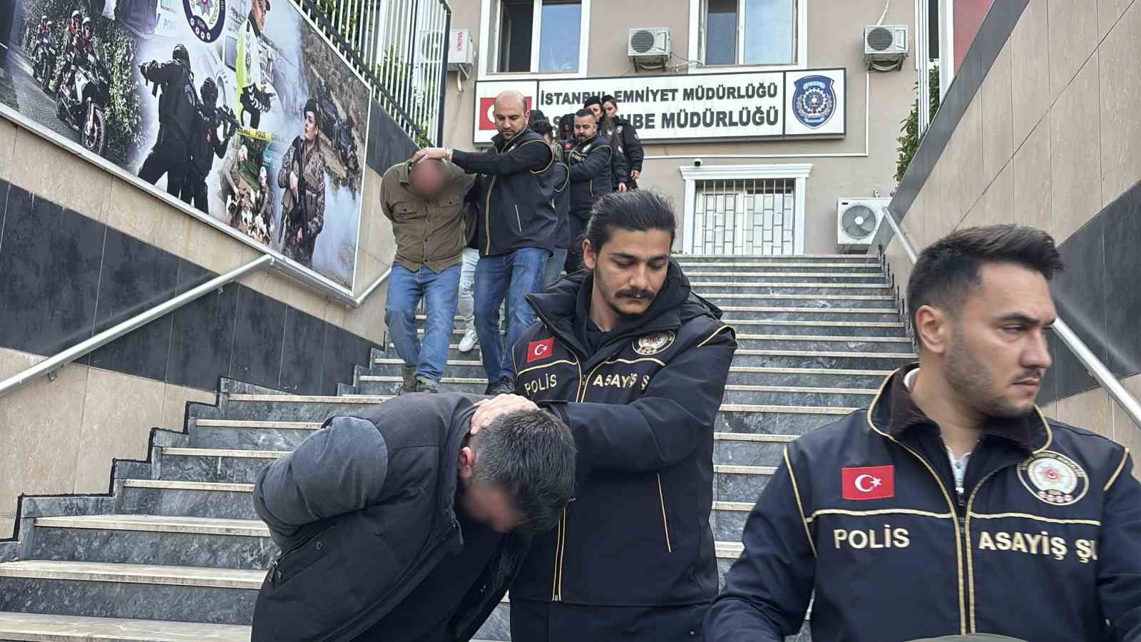 İstanbul merkezli 3 ilde düzenlenen "change oto’’ operasyonunda gözaltına alınan 16 şüpheli adliyeye sevk edildi 4 istanbul merkezli 3 ilde duzenlenen change oto operasyonunda gozaltina alinan 16 supheli adliyeye sevk zd45pOlb