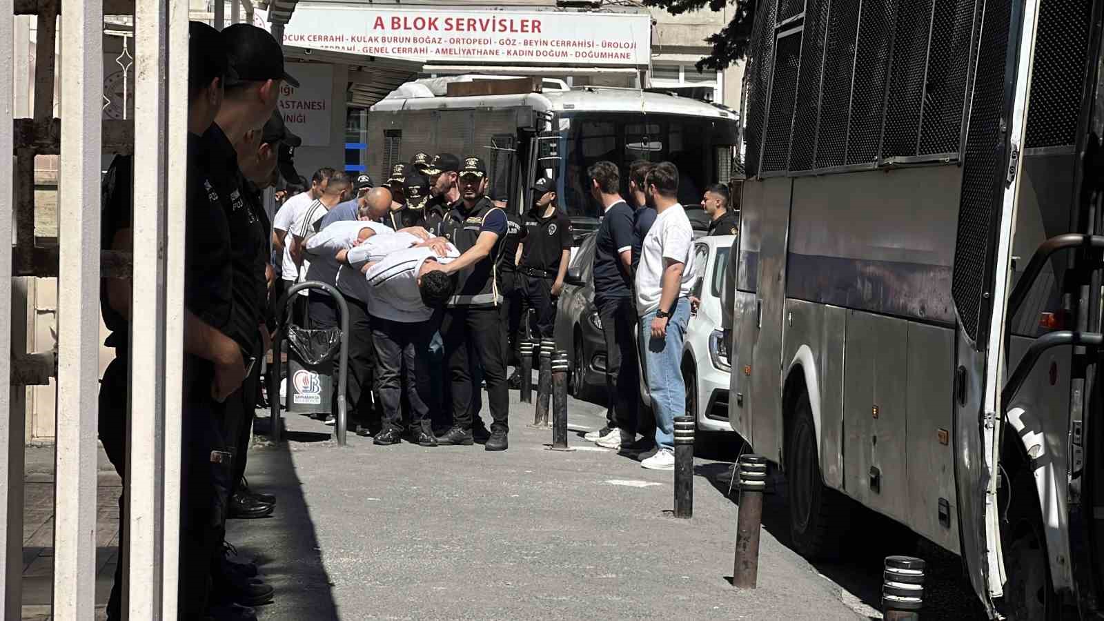 İstanbul merkezli 7 ilde düzenlenen suç örgütü operasyonununda gözaltına alınan 45 şüpheli adliyeye sevk edildi 4 istanbul merkezli 7 ilde duzenlenen suc orgutu operasyonununda gozaltina alinan 45 supheli adliyeye sevk 8V4FXIsr
