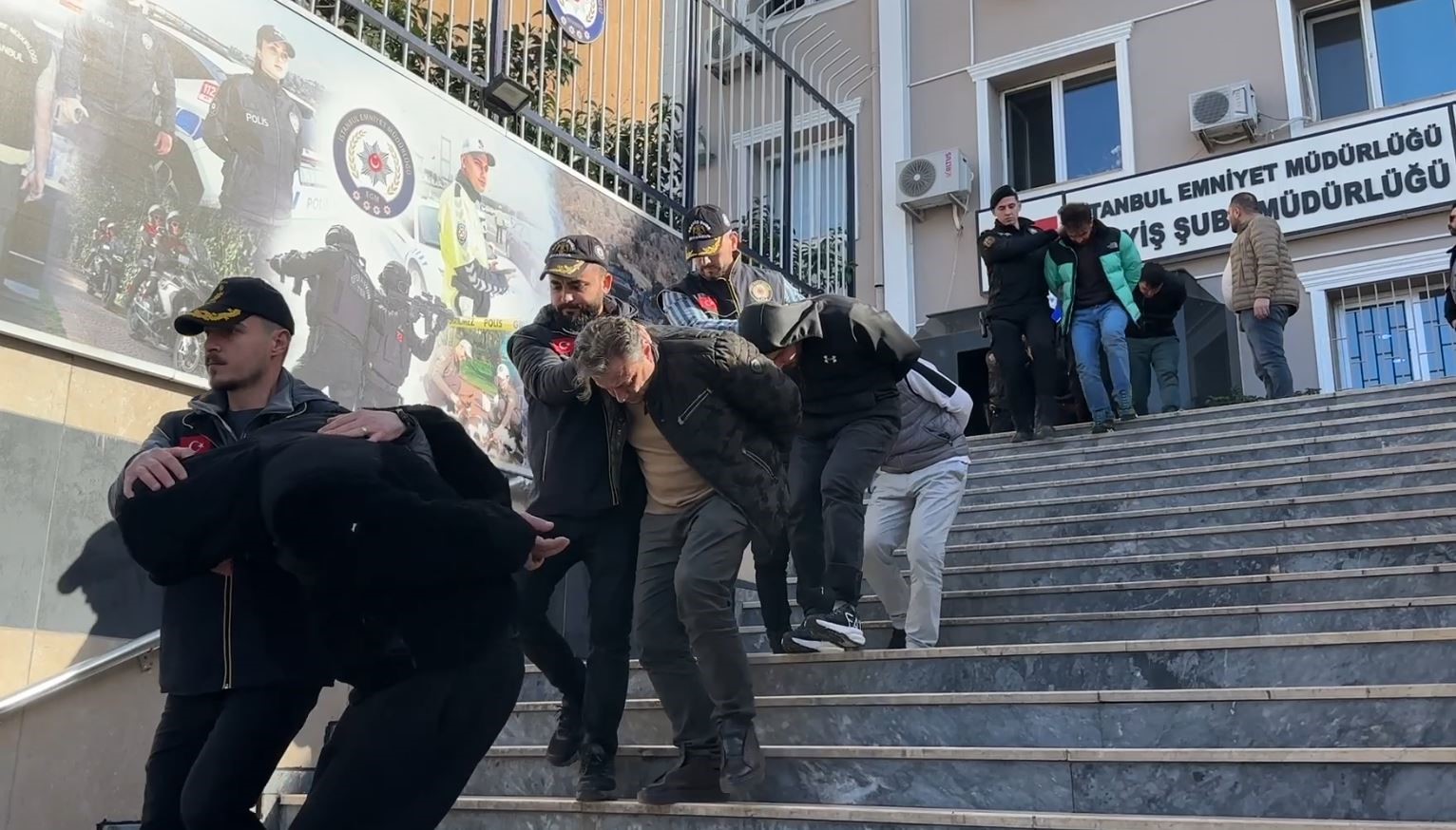 İstanbul merkezli 7 ilde düzenlenen yeni nesil suç örgütlerine yönelik operasyonda gözaltına alınan 42 şüpheli adliyeye sevk edildi 5 istanbul merkezli 7 ilde duzenlenen yeni nesil suc orgutlerine yonelik operasyonda gozaltina alinan 42 57IGSHq9