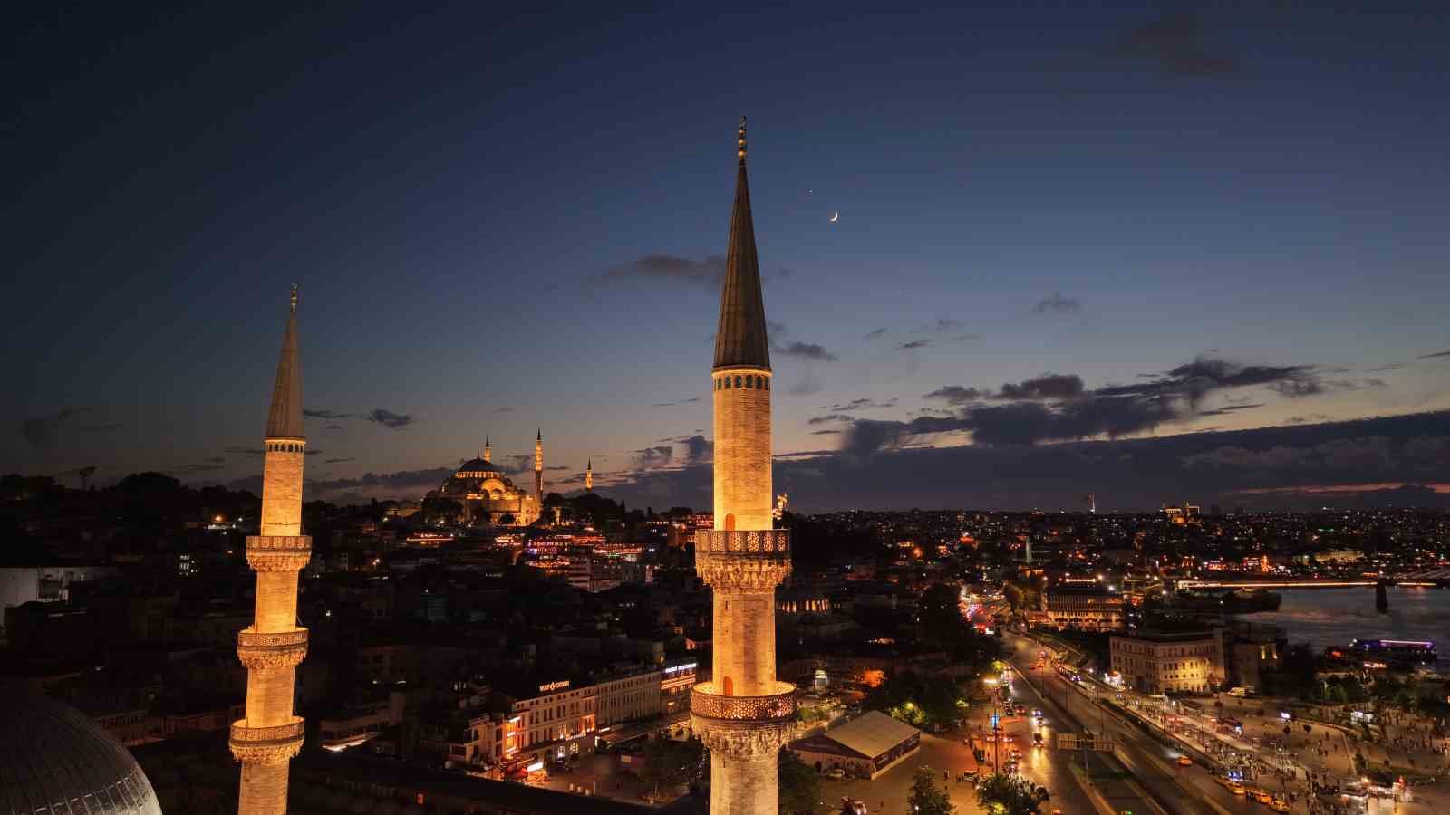 İstanbul semalarında ay yıldız göz kamaştırdı 4 istanbul semalarinda ay yildiz goz kamastirdi 0 DBjMNJV2