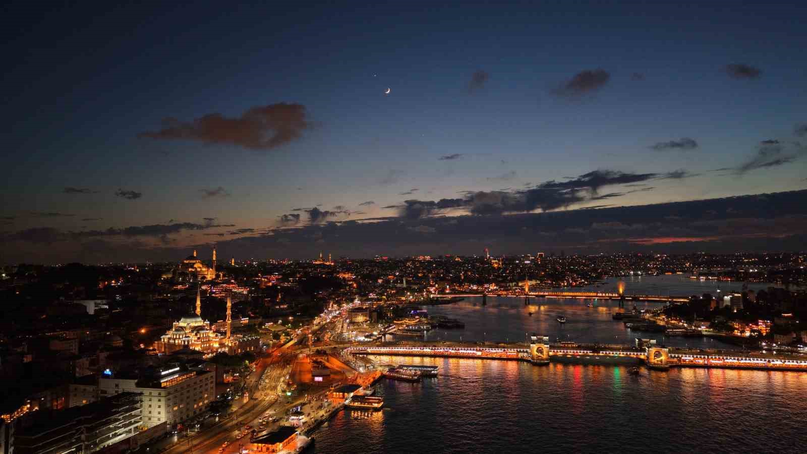 İstanbul semalarında ay yıldız göz kamaştırdı 5 istanbul semalarinda ay yildiz goz kamastirdi 1 mB5ElfqE