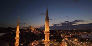 istanbul-semalarinda-ay-yildiz-goz-kamastirdi-St5ZmnHZ.jpg