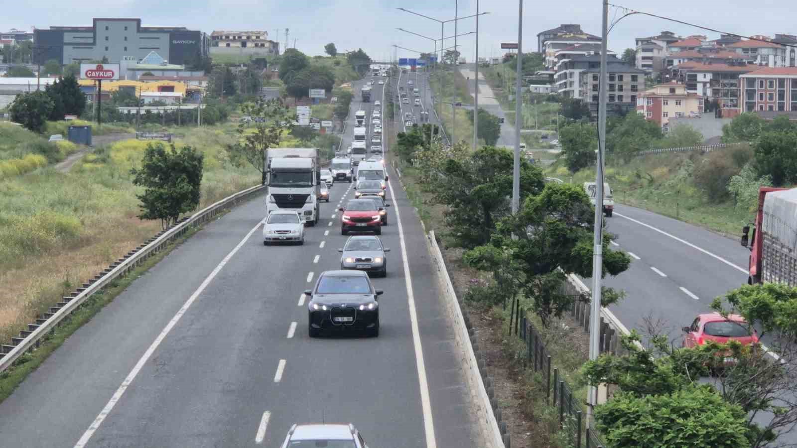istanbul tekirdag yolunda bayram yogunlugu 1 TmKkkX3X