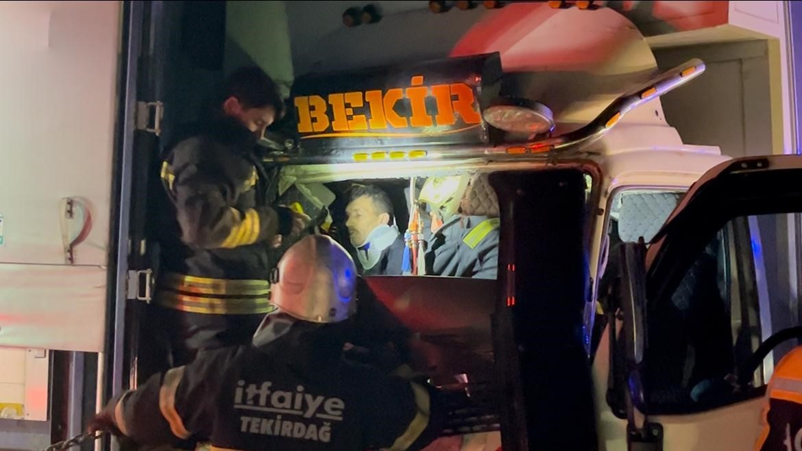 istanbul tem otoyolunda sikismali zincirleme kaza 4 yarali 1 3YcYsvWa