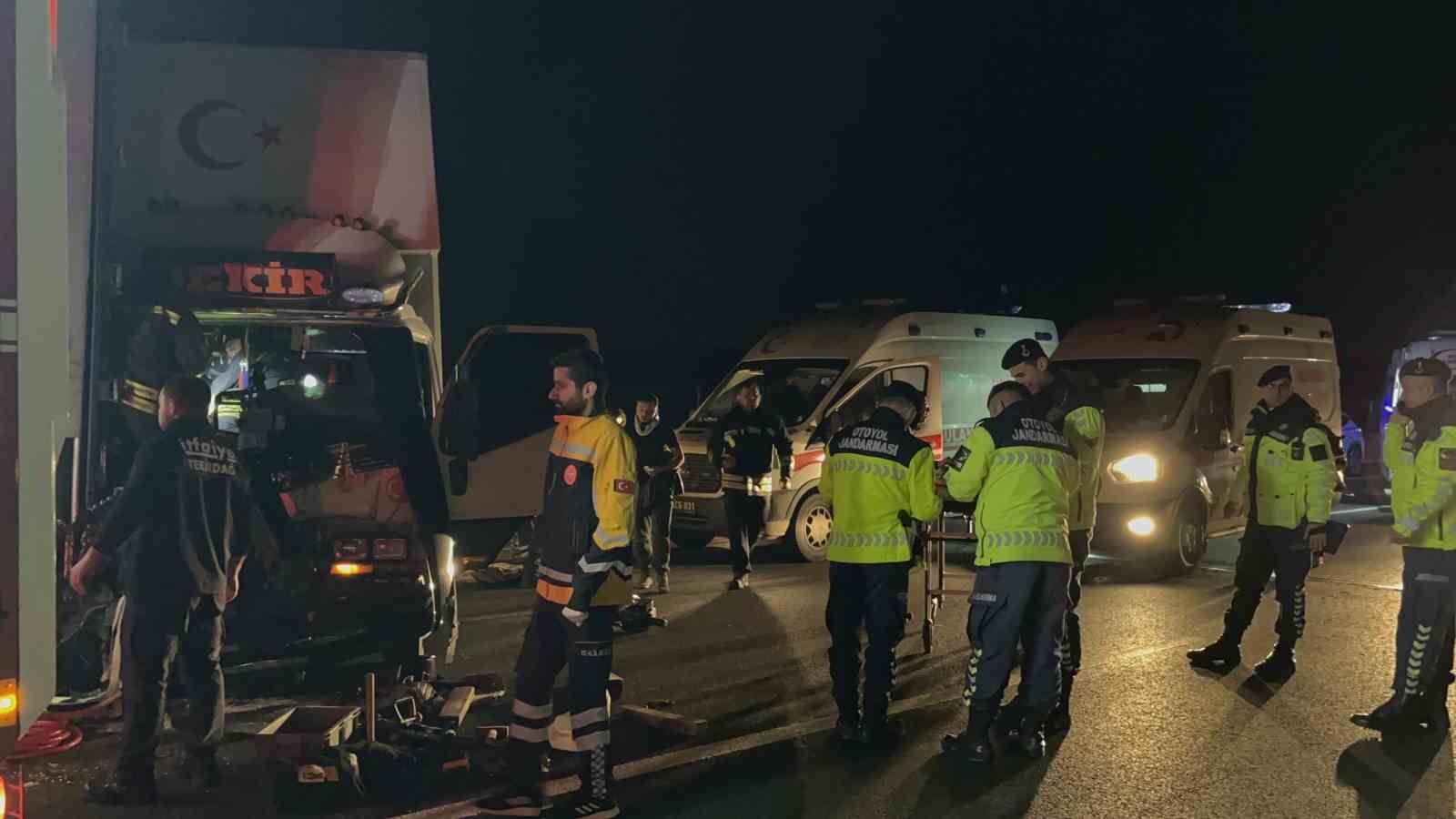 istanbul tem otoyolunda sikismali zincirleme kaza 4 yarali 3 Gt9WvVZH