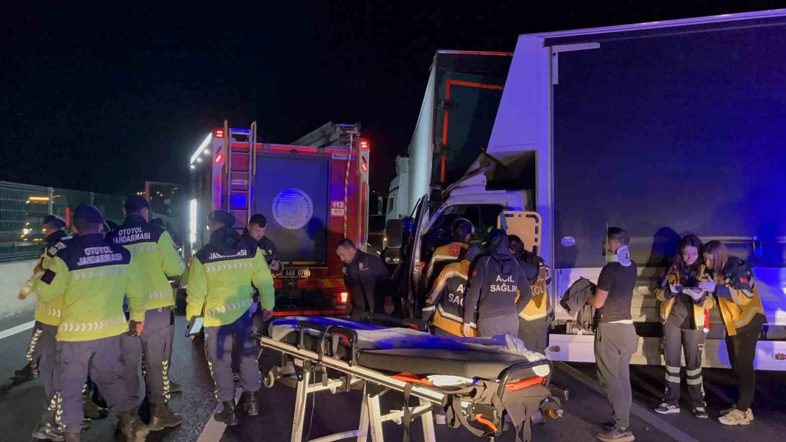 istanbul tem otoyolunda sikismali zincirleme kaza 4 yarali 5 qLmVVj5a