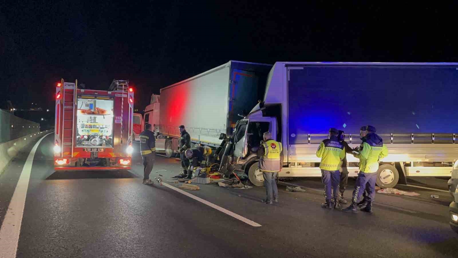 istanbul tem otoyolunda sikismali zincirleme kaza 4 yarali 7 MYUC2fvQ