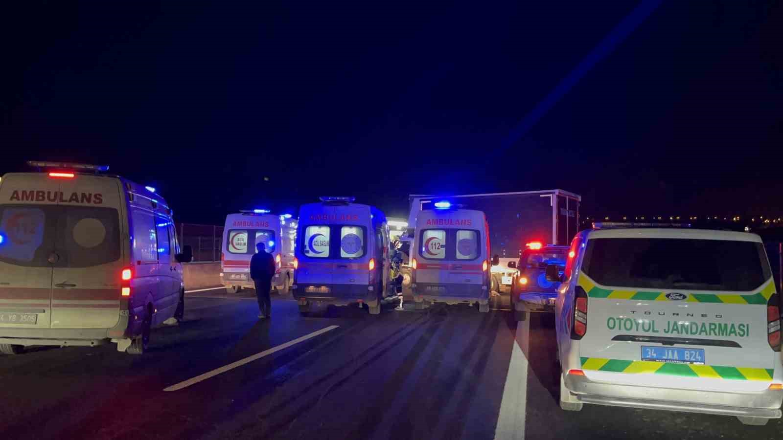 istanbul tem otoyolunda sikismali zincirleme kaza 4 yarali 8 9eEHHIWe