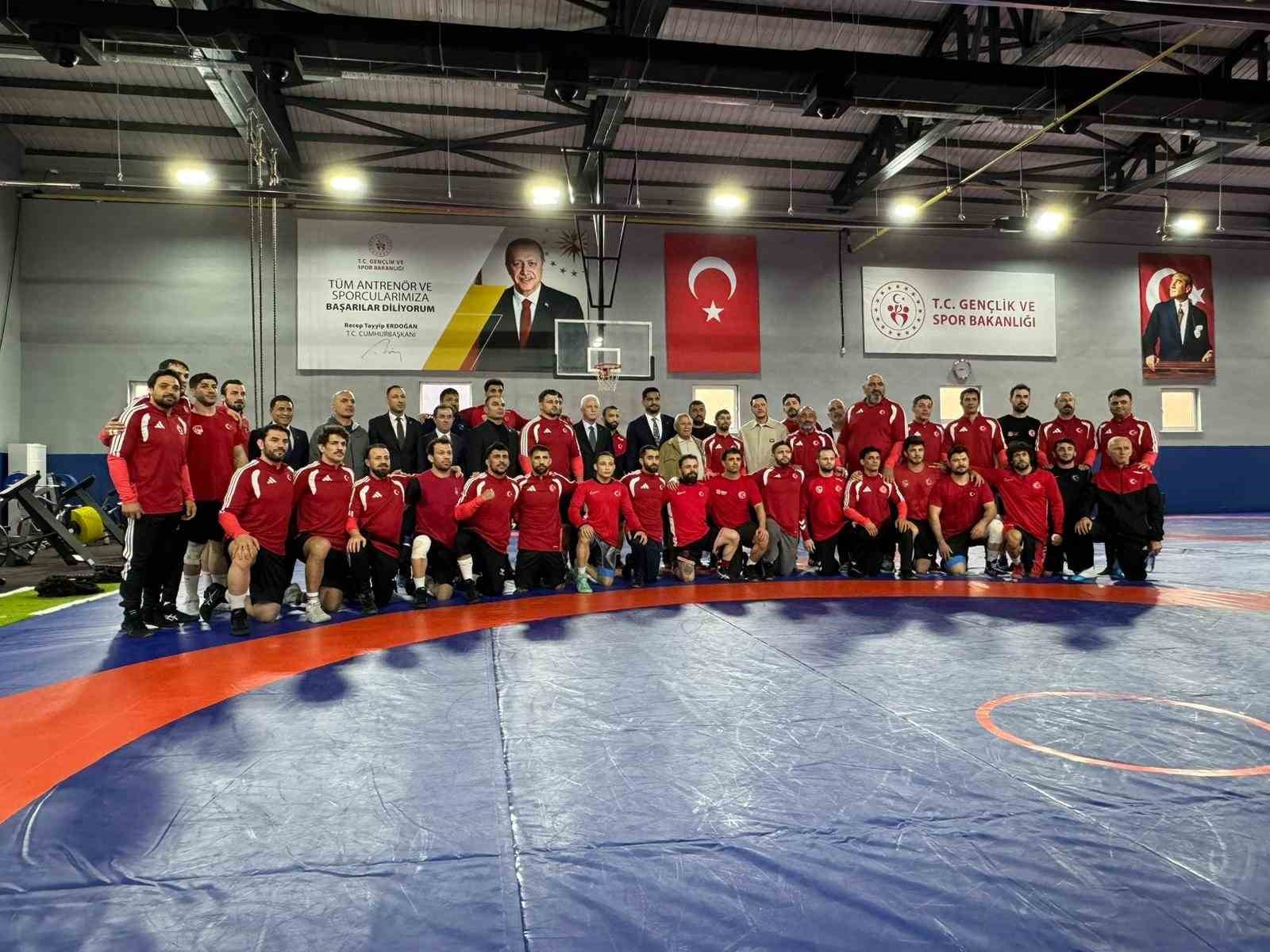 istanbul vali davut gul milli gurescileri ziyaret etti 2 3lnJejqz