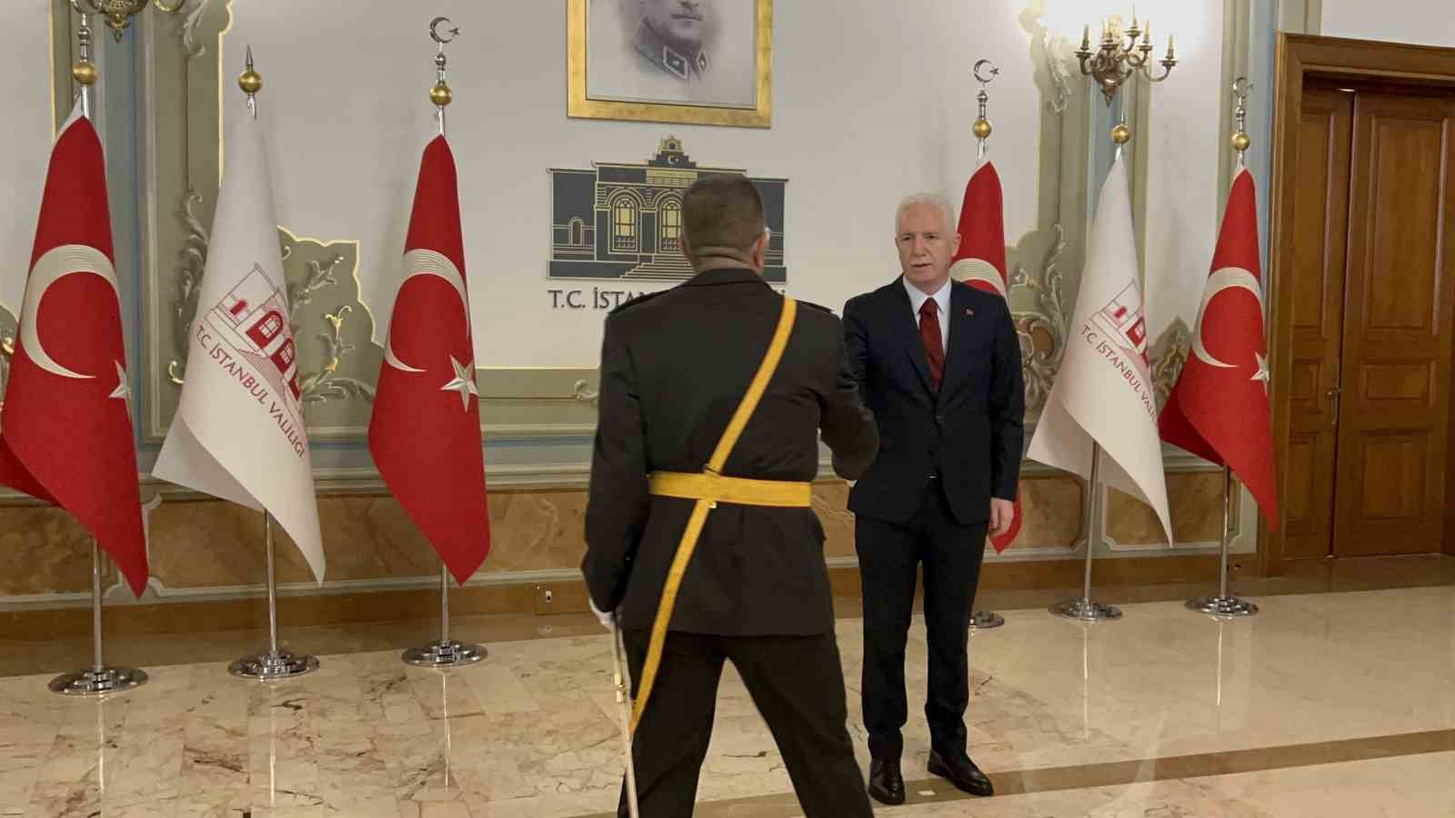 istanbul valisi davut gul cumhuriyetin 102inci yildonumunde tebrikleri kabul etti 0 tEHlcJtY