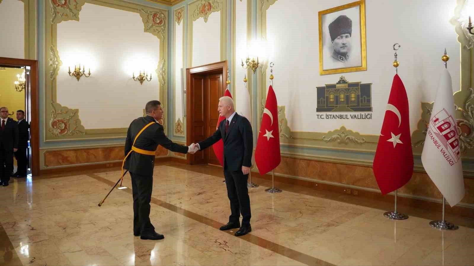 istanbul valisi davut gul cumhuriyetin 102inci yildonumunde tebrikleri kabul etti 3 IDk7Oaay