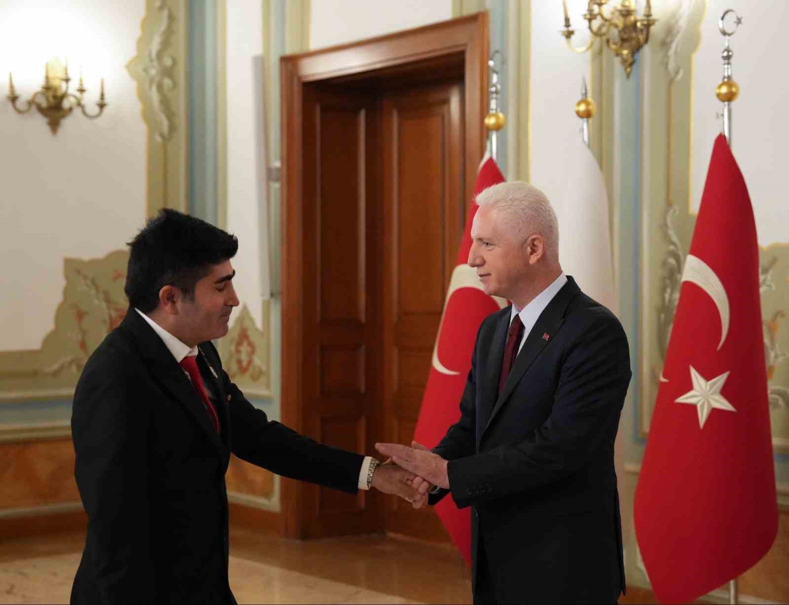 istanbul valisi davut gul cumhuriyetin 102inci yildonumunde tebrikleri kabul etti 4 NmUcmw7Y