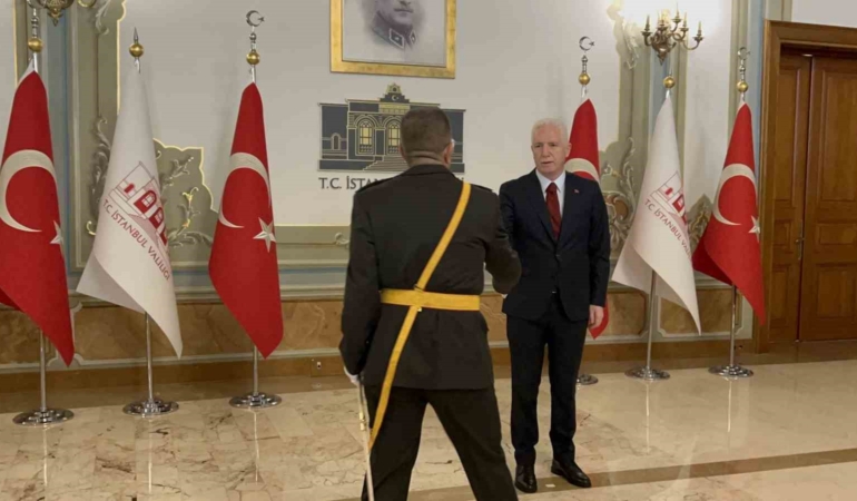 istanbul-valisi-davut-gul-cumhuriyetin-102inci-yildonumunde-tebrikleri-kabul-etti-sdxIXO9J.jpg