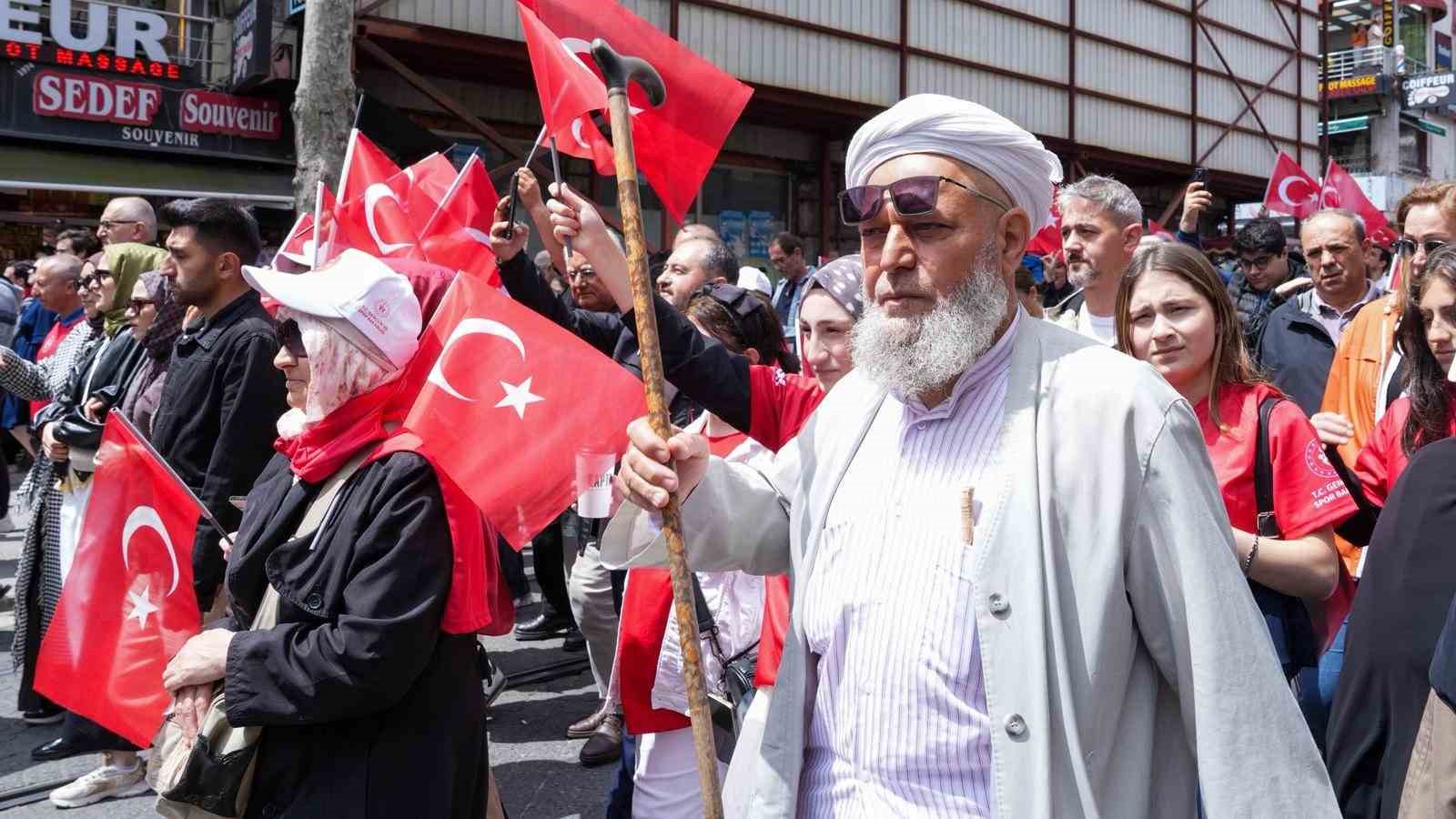 İstanbul Valisi Davut Gül, Fatih Sultan Mehmet Han’ın türbesini ziyaret etti 7 istanbul valisi davut gul fatih sultan mehmet hanin turbesini ziyaret etti 3