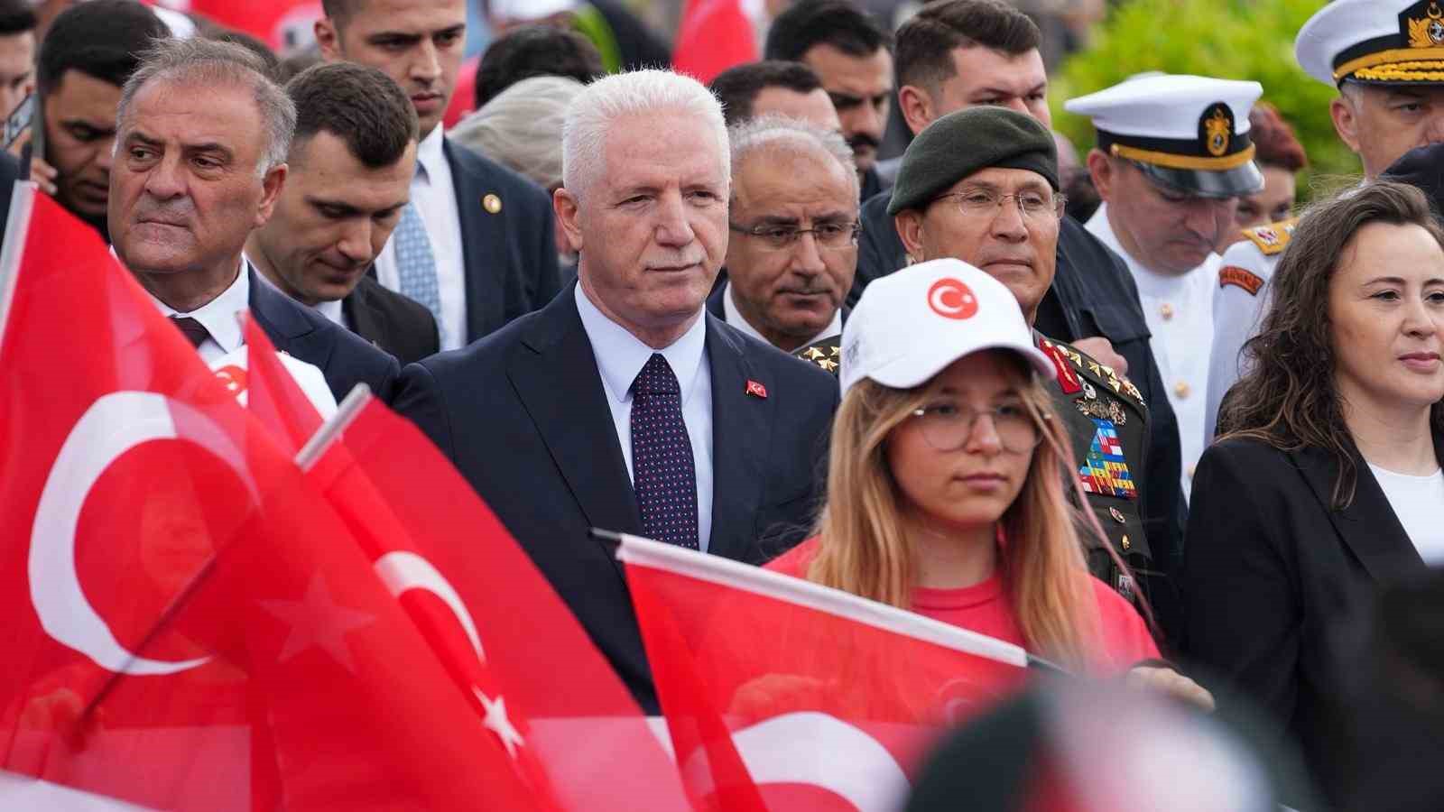İstanbul Valisi Davut Gül, Fatih Sultan Mehmet Han’ın türbesini ziyaret etti 8 istanbul valisi davut gul fatih sultan mehmet hanin turbesini ziyaret etti 4 RtnEZZqt