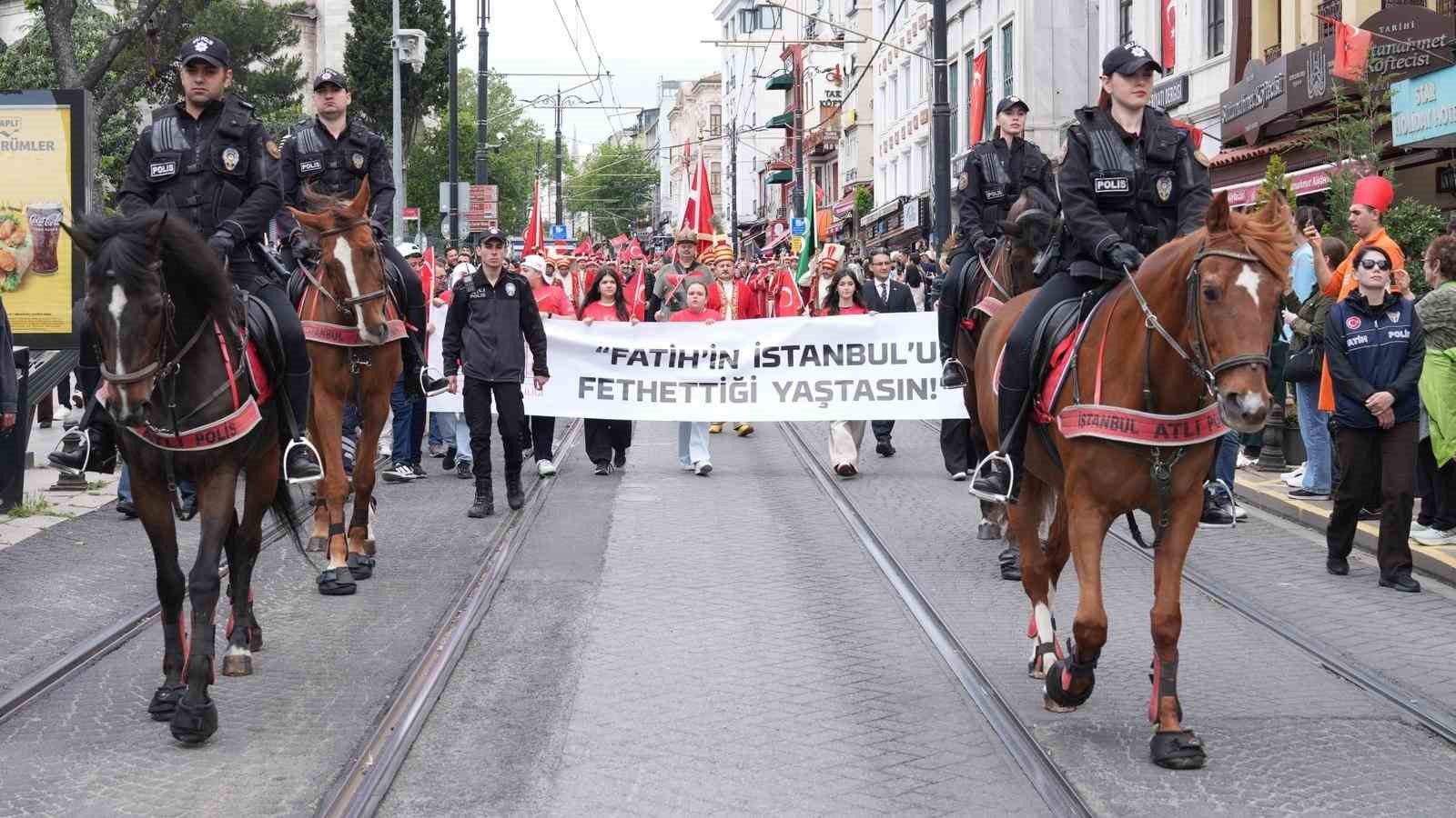 İstanbul Valisi Davut Gül, Fatih Sultan Mehmet Han’ın türbesini ziyaret etti 9 istanbul valisi davut gul fatih sultan mehmet hanin turbesini ziyaret etti 5 1RuNSqy4