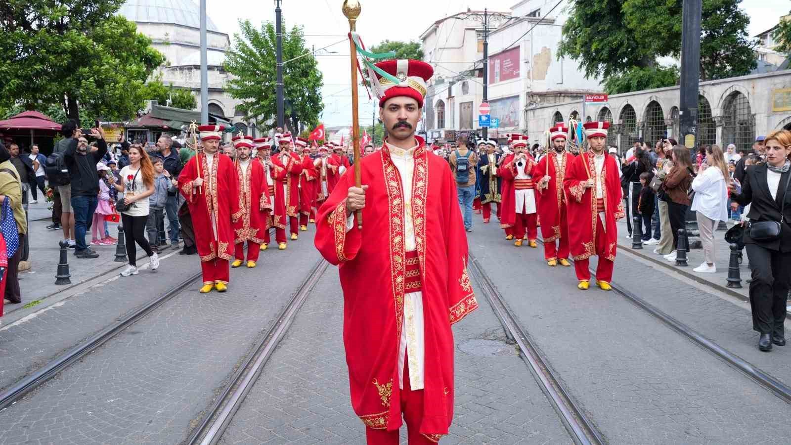İstanbul Valisi Davut Gül, Fatih Sultan Mehmet Han’ın türbesini ziyaret etti 10 istanbul valisi davut gul fatih sultan mehmet hanin turbesini ziyaret etti 6 avbYiNZF
