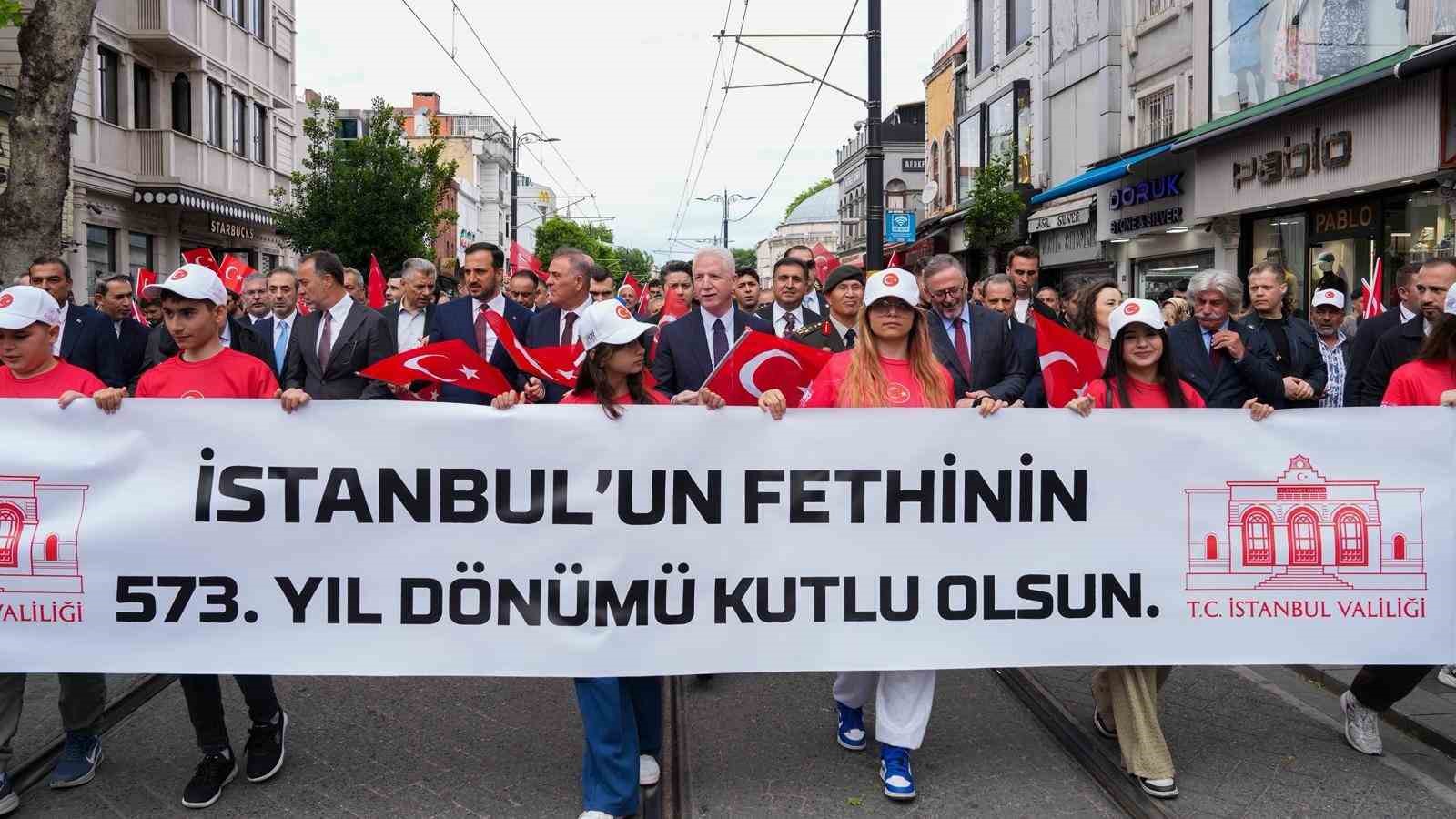 İstanbul Valisi Davut Gül, Fatih Sultan Mehmet Han’ın türbesini ziyaret etti 11 istanbul valisi davut gul fatih sultan mehmet hanin turbesini ziyaret etti 7 i68tAvmU