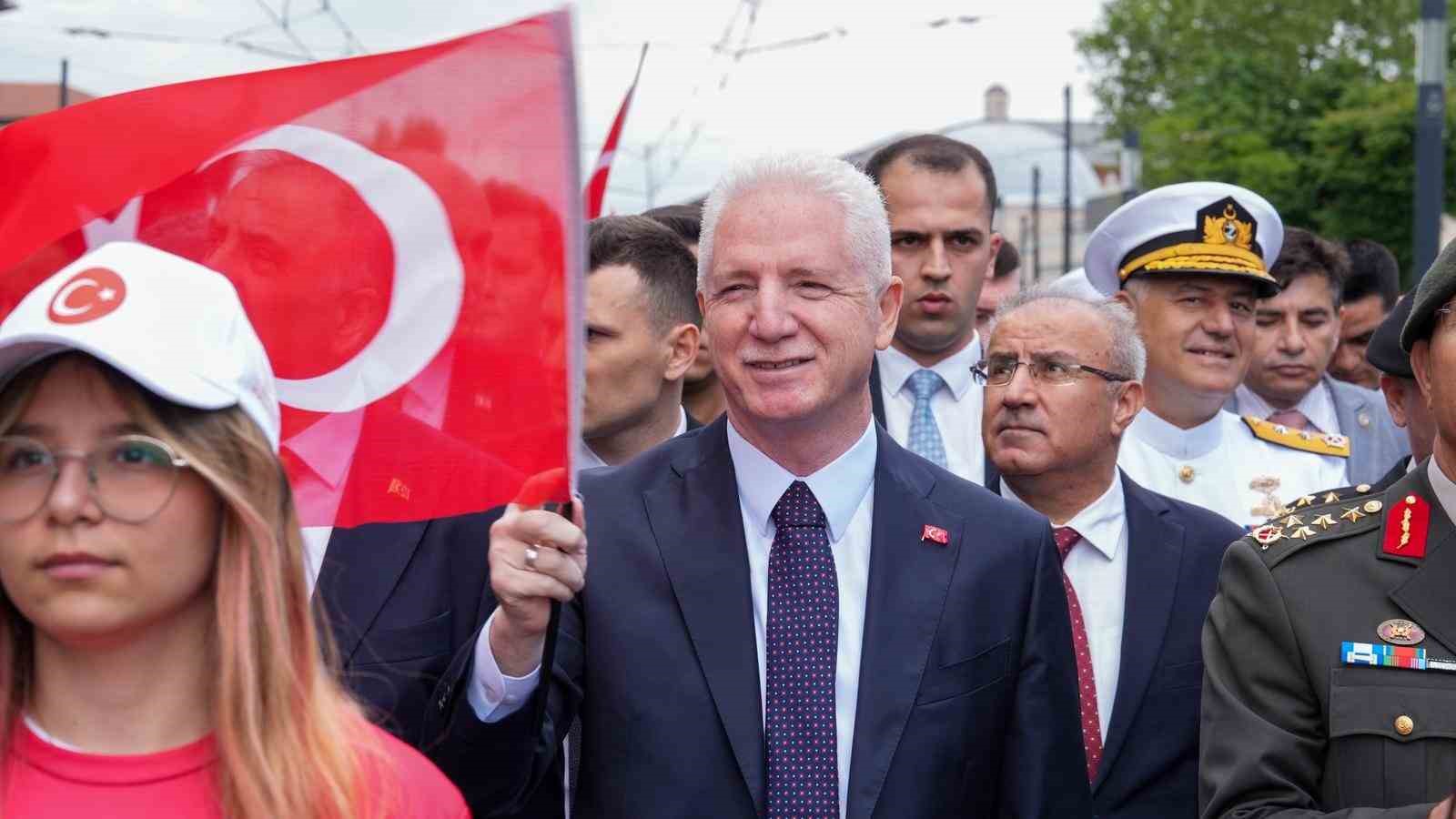 İstanbul Valisi Davut Gül, Fatih Sultan Mehmet Han’ın türbesini ziyaret etti 12 istanbul valisi davut gul fatih sultan mehmet hanin turbesini ziyaret etti 8 9jeVEDA3