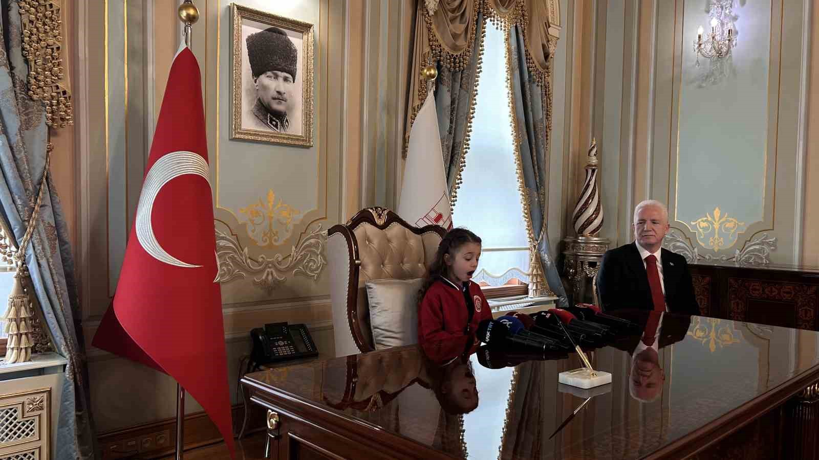 istanbul valisi davut gul koltugunu 2nci sinifi asmin ayse aslana birakti 1 tKs7YZXM