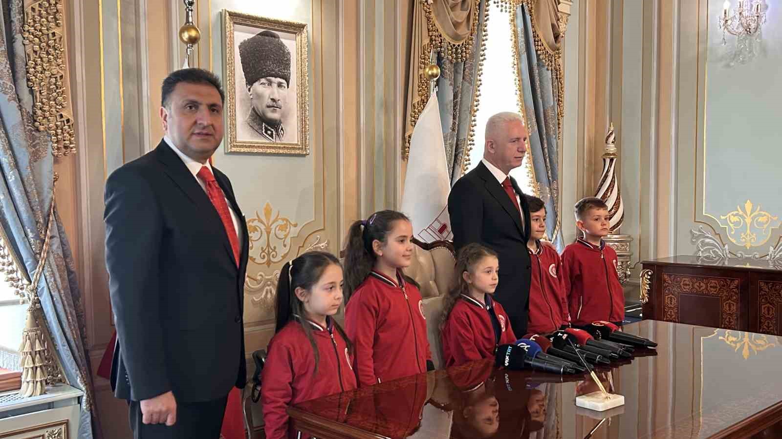 istanbul valisi davut gul koltugunu 2nci sinifi asmin ayse aslana birakti 2 JL5paO5u