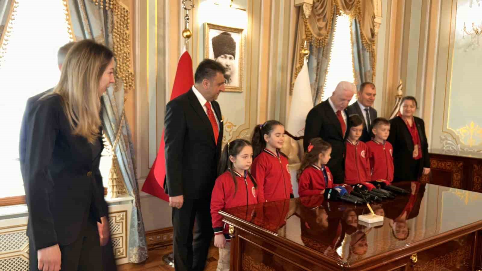 istanbul valisi davut gul koltugunu 2nci sinifi asmin ayse aslana birakti 4