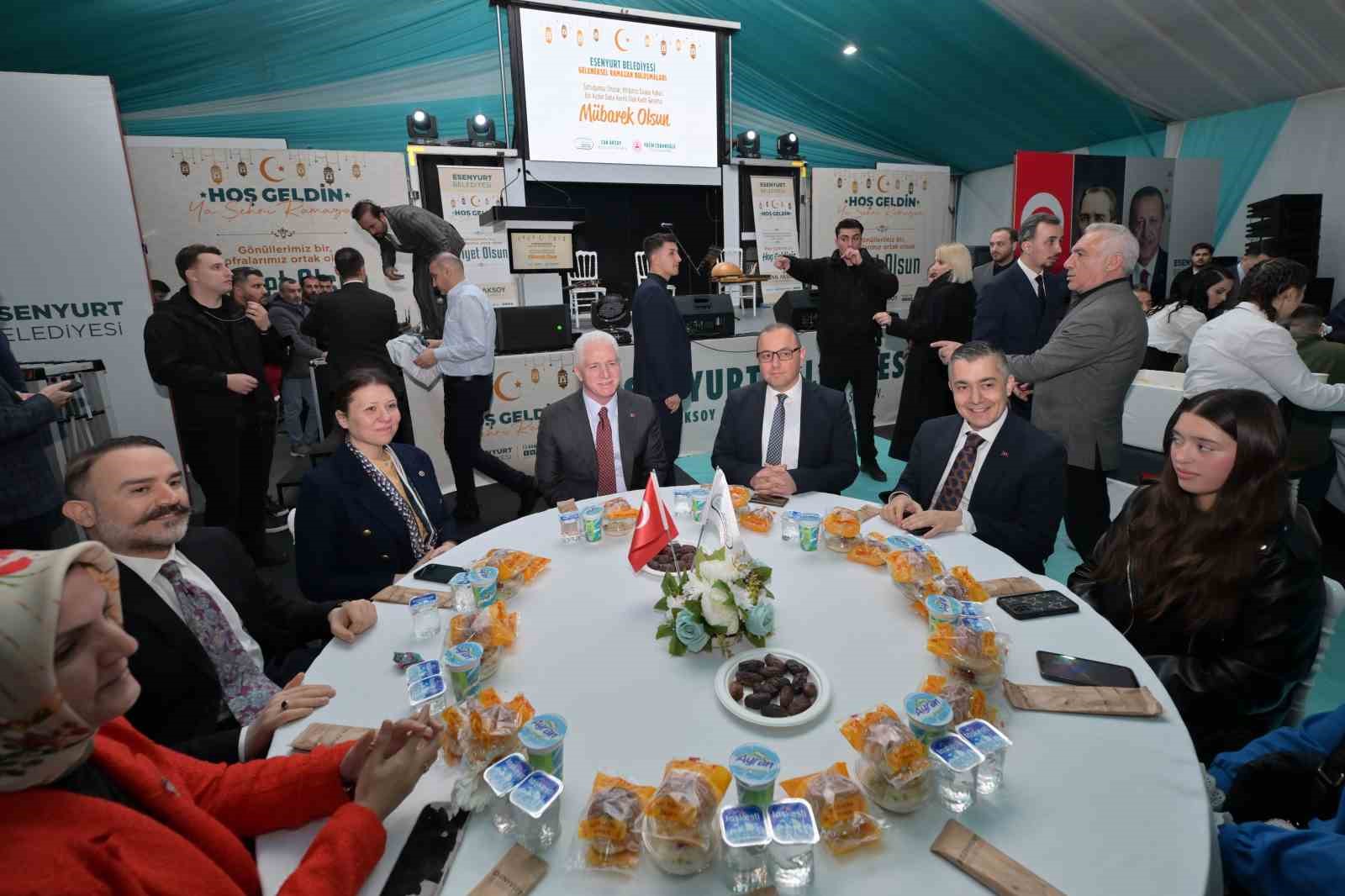 istanbul valisi davut gul ve baskan vekili aksoy kadir gecesinde vatandaslarla iftar yapti 2 su12DAkY