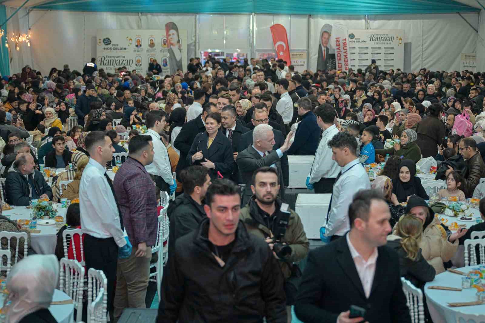 istanbul valisi davut gul ve baskan vekili aksoy kadir gecesinde vatandaslarla iftar yapti 6 tJFjiuWA