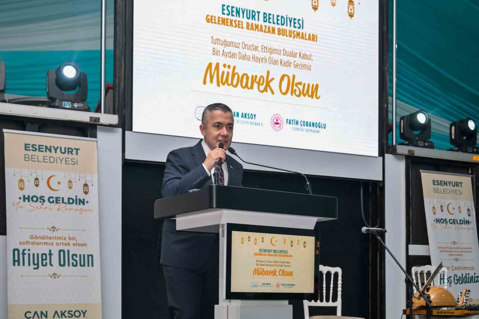 istanbul valisi davut gul ve baskan vekili aksoy kadir gecesinde vatandaslarla iftar yapti 9
