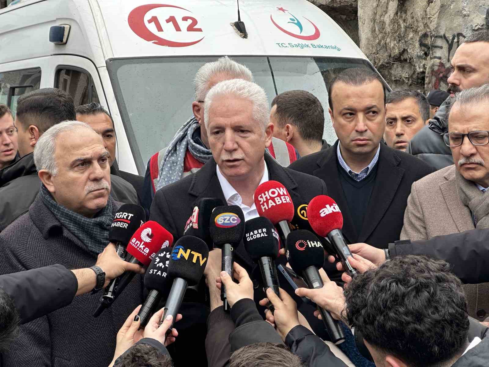 İstanbul Valisi Gül: "9 kişi göçük altında kaldı, 7 kişi hastaneye sevk edildi" 4 istanbul valisi gul 9 kisi gocuk altinda kaldi 7 kisi hastaneye sevk edildi 0