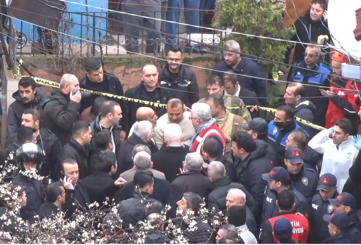 İstanbul Valisi Gül: "9 kişi göçük altında kaldı, 7 kişi hastaneye sevk edildi" 7 istanbul valisi gul 9 kisi gocuk altinda kaldi 7 kisi hastaneye sevk edildi 3 lDquRX5n