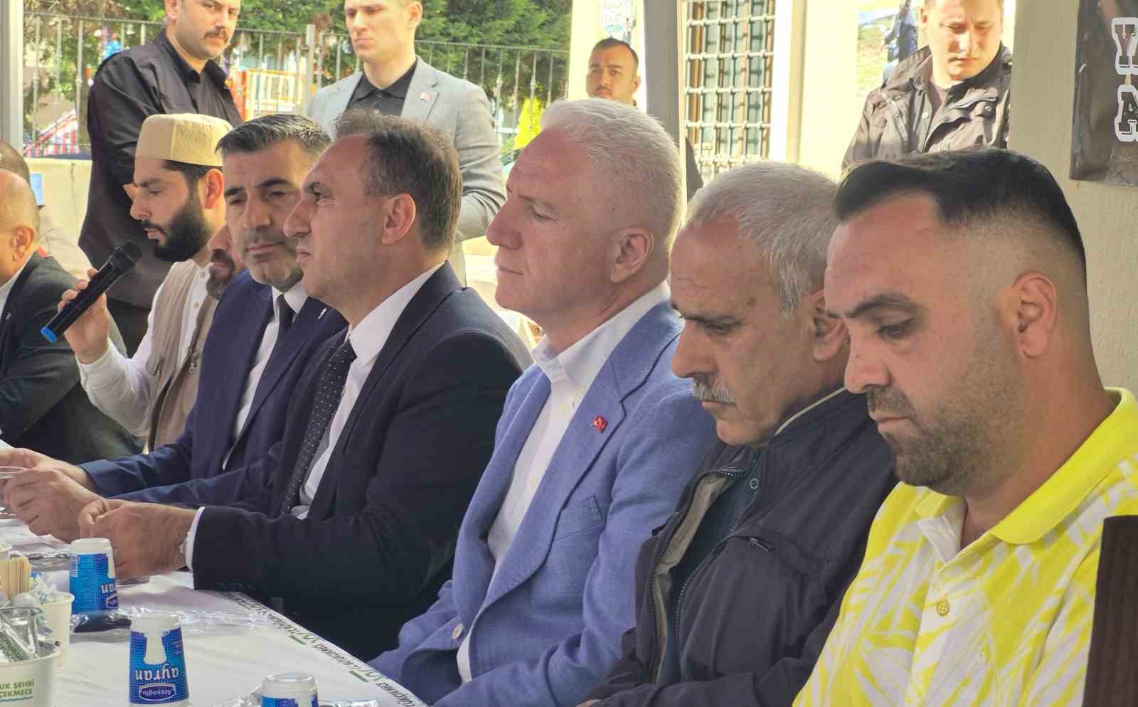 istanbul valisi gul bicaklanarak oldurulen 16 yasindaki abdulbaki icin duzenlenen mevlide katildi 1 Trrkygl5