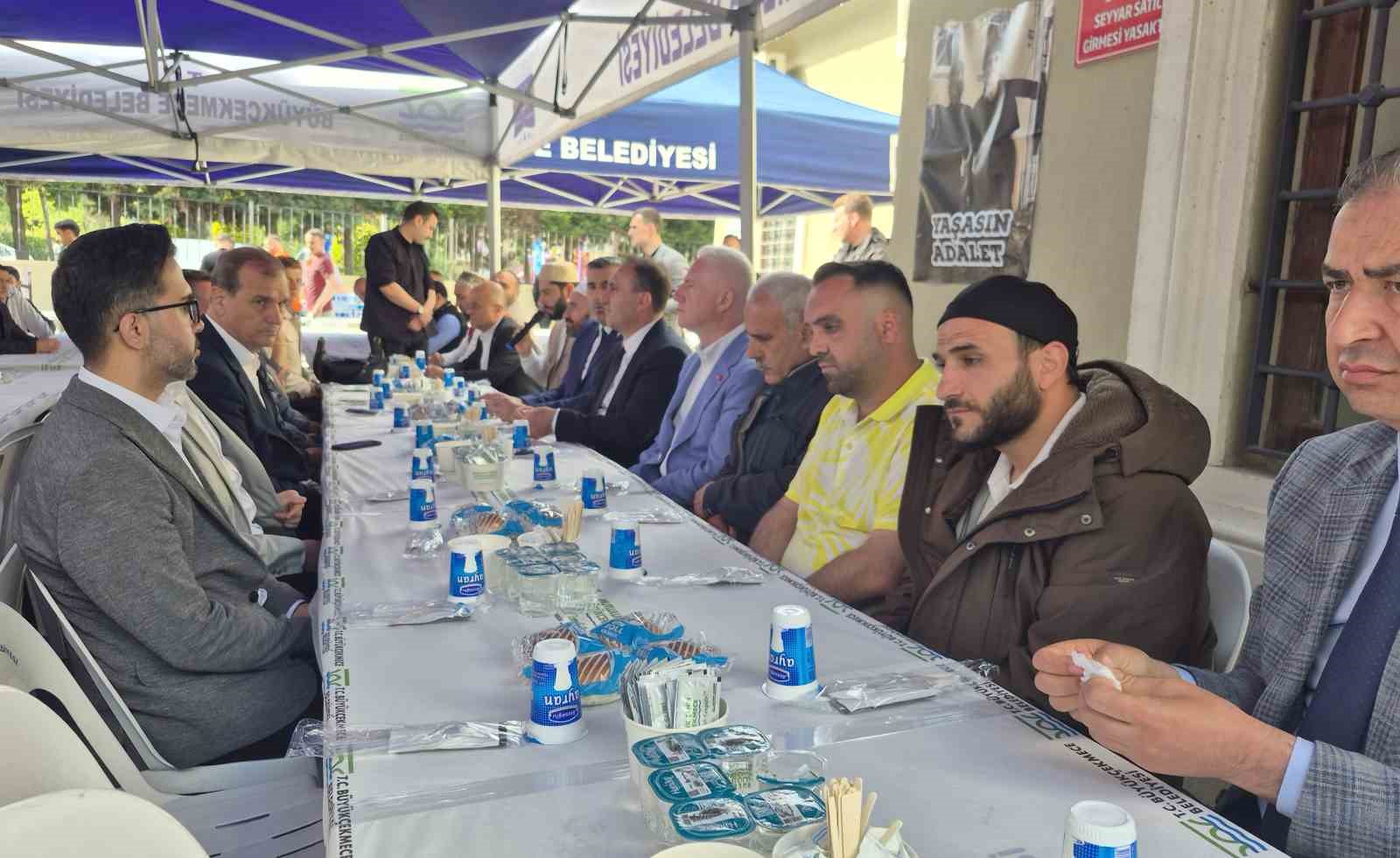 istanbul valisi gul bicaklanarak oldurulen 16 yasindaki abdulbaki icin duzenlenen mevlide katildi 2 RPj4gwpJ