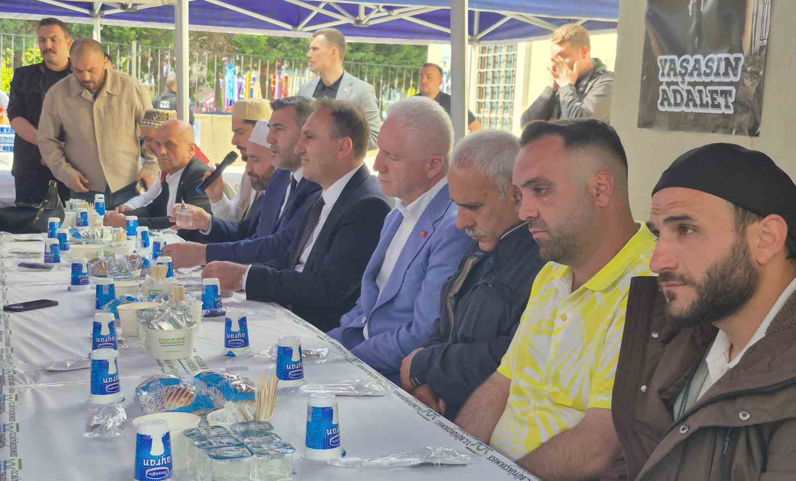 istanbul valisi gul bicaklanarak oldurulen 16 yasindaki abdulbaki icin duzenlenen mevlide katildi 3 1XkHOjf4