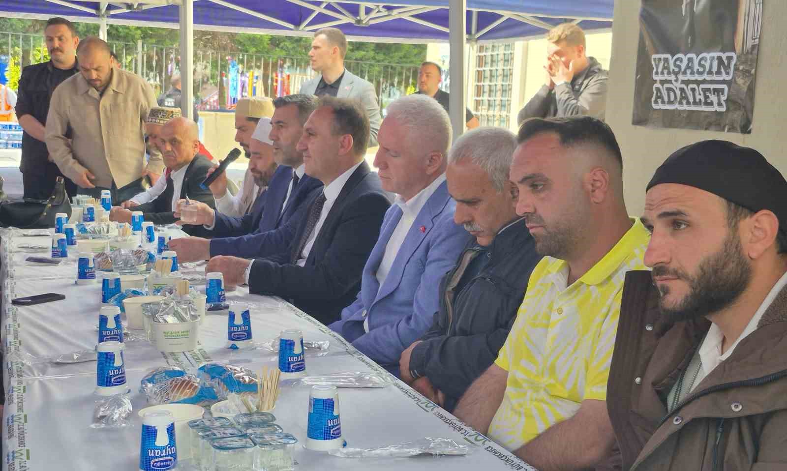 istanbul valisi gul bicaklanarak oldurulen 16 yasindaki abdulbaki icin duzenlenen mevlide katildi 4 4iQmZj3Y
