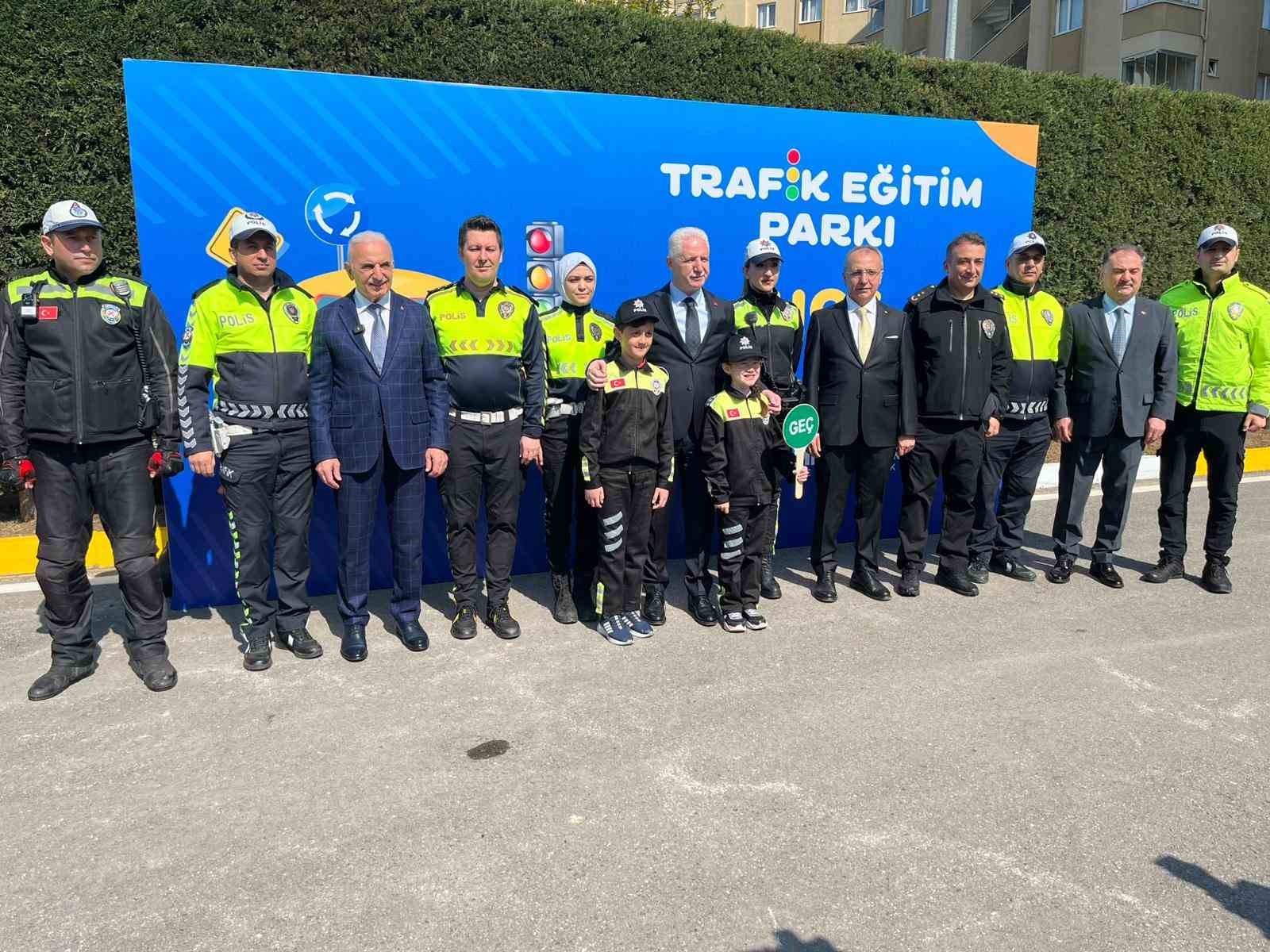 İstanbul Valisi Gül: "Bütün vatandaşlarımızın trafik bilincini öğrenmesi ve bunu kendi hayatında uygulaması lazım" 5 istanbul valisi gul butun vatandaslarimizin trafik bilincini ogrenmesi ve bunu kendi hayatinda uygulamasi lazim AMSOd8BB