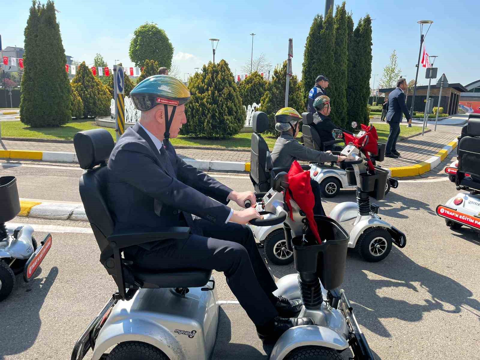 İstanbul Valisi Gül: "Bütün vatandaşlarımızın trafik bilincini öğrenmesi ve bunu kendi hayatında uygulaması lazım" 4 istanbul valisi gul butun vatandaslarimizin trafik bilincini ogrenmesi ve bunu kendi hayatinda uygulamasi lazim LTeYLvd8