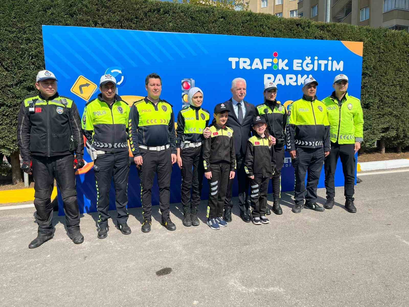İstanbul Valisi Gül: "Bütün vatandaşlarımızın trafik bilincini öğrenmesi ve bunu kendi hayatında uygulaması lazım" 9 istanbul valisi gul butun vatandaslarimizin trafik bilincini ogrenmesi ve bunu kendi hayatinda uygulamasi lazim m5yTayXT