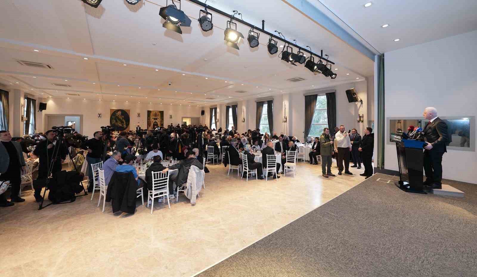 istanbul valisi gul darulaceze sakinleriyle bayramlasti 1 VZ1XjnBp